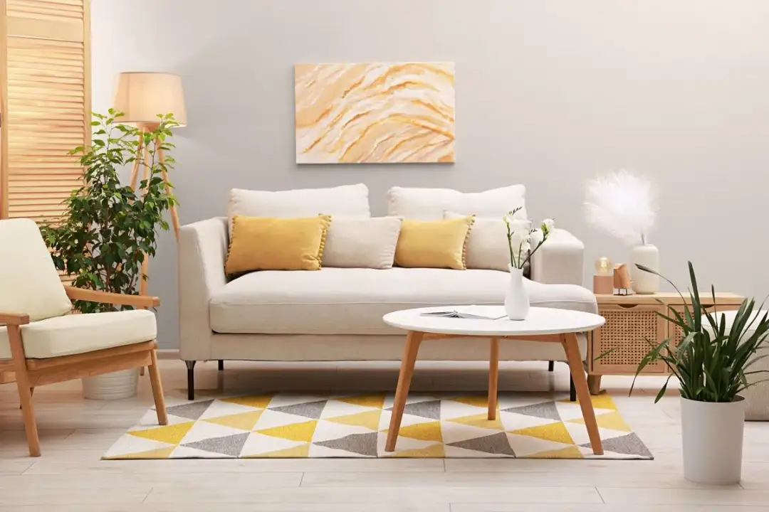 Jakie dodatki do beżowego salonu wybierać - poznaj sprawdzone triki aranżacji