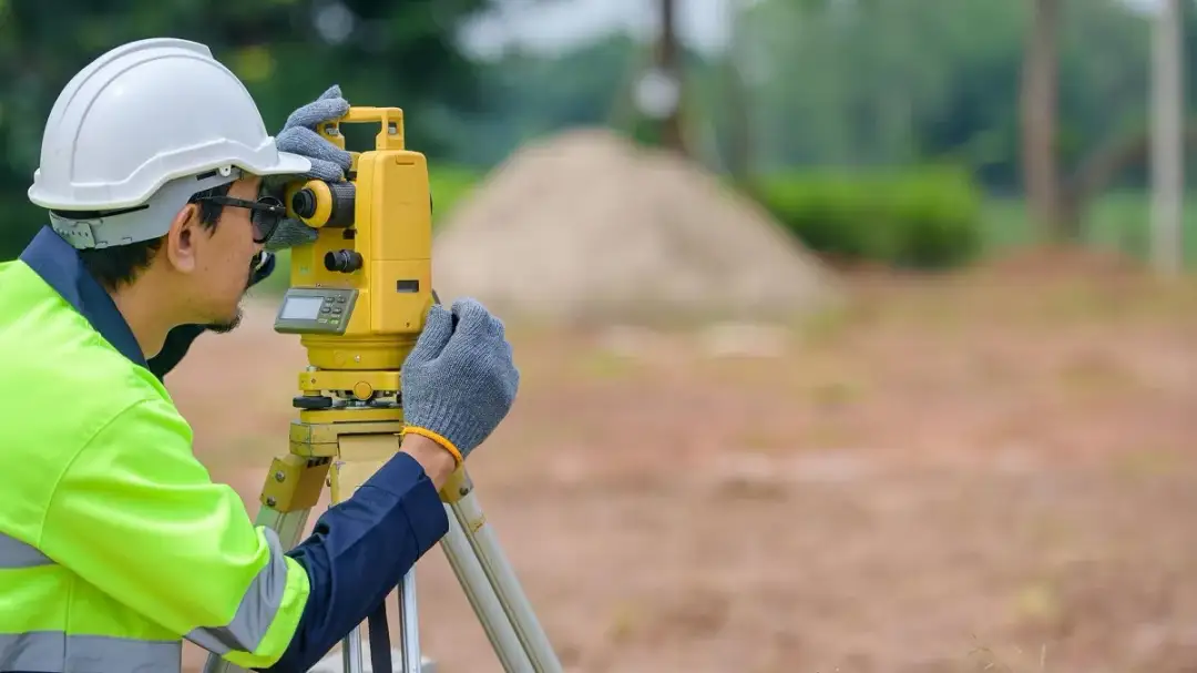 Jak geodeta mierzy działkę? Odkryj tajniki precyzyjnych pomiarów
