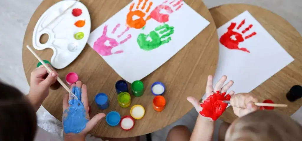 Wczesne wspomaganie rozwoju dziecka: ile godzin przysługuje?