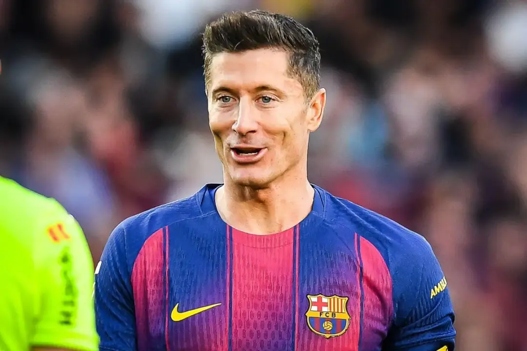 Piłkarz FC Barcelona Robert Lewandowski w niebiesko-bordowej koszulce.