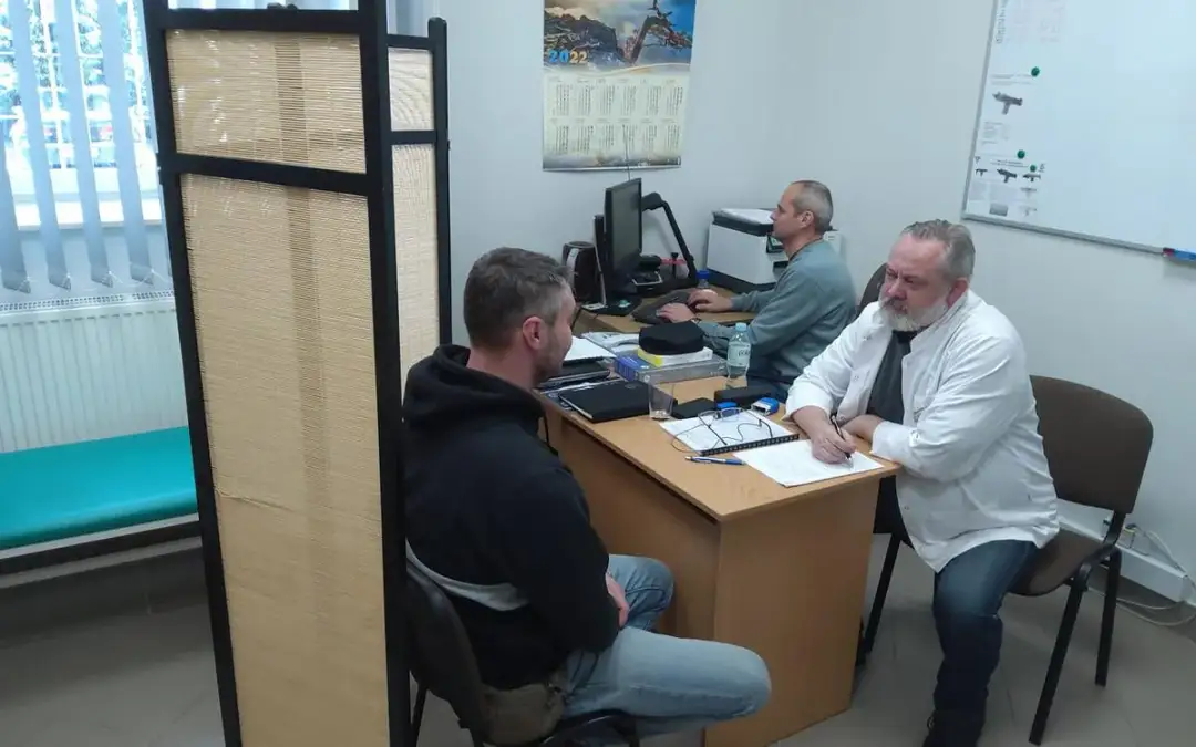 Jak wyglądają badania lekarskie do zawodowej służby wojskowej i co musisz wiedzieć