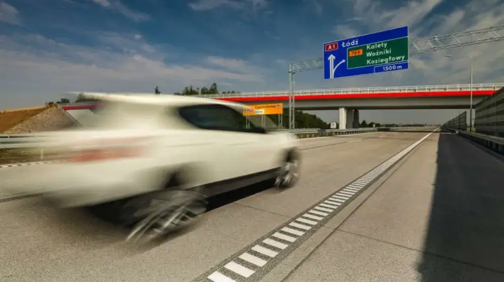 Z jaką prędkością można jechać na autostradzie? Sprawdź limity!