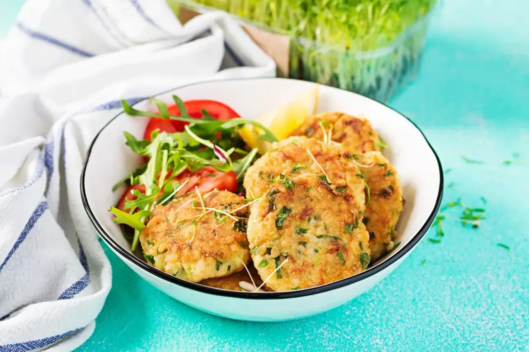 Co zrobić z tuńczyka w sosie własnym? Pyszne przepisy na dania