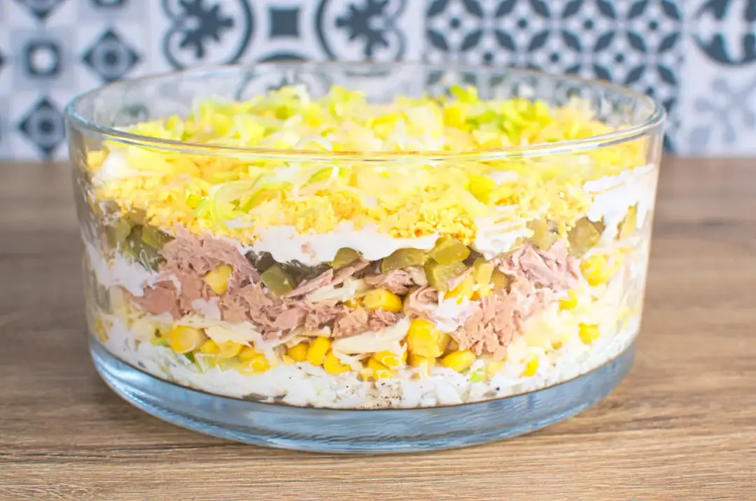 Prosta sałatka z tuńczyka z puszki w 5 minut bez gotowania