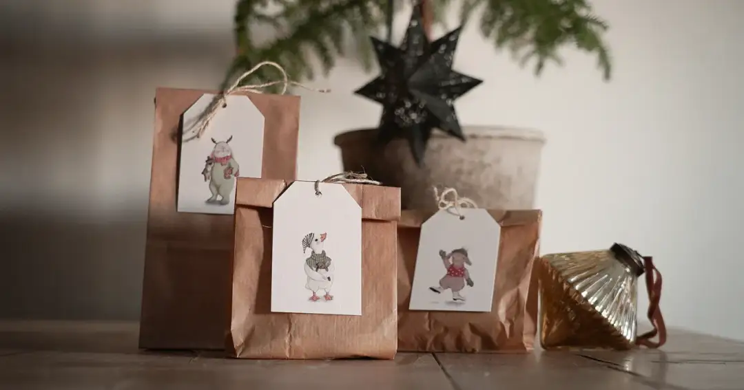 Jak kreatywnie zapakować prezent? Urocze, brązowe torebki z rysunkami zwierzątek i świąteczna gwiazda.