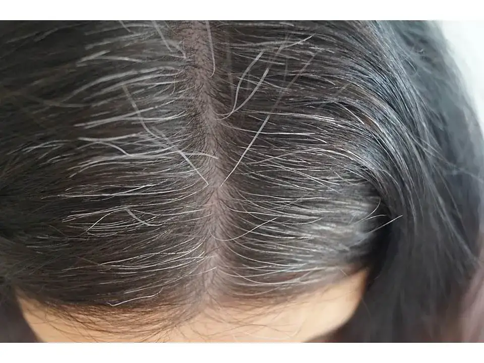 Jak często farbować siwe odrosty, aby uniknąć nieestetycznego wyglądu?