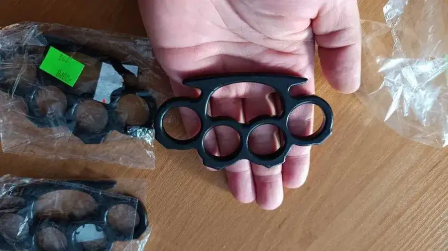 Co grozi za posiadanie kastetu? Prawne konsekwencje i kary