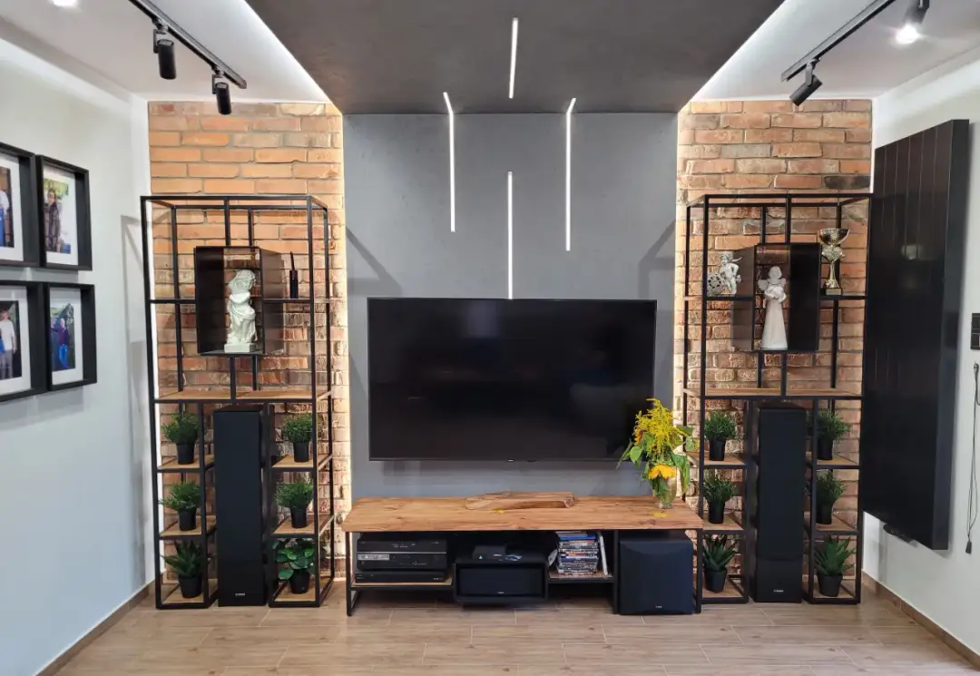 Jak oświetlić ścianę z cegły, by uniknąć błędów w aranżacji?