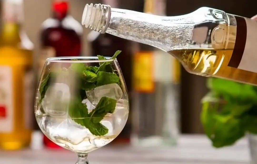 Jakie syropy do drinków? Odkryj smaki, które zachwycą Twoje napoje