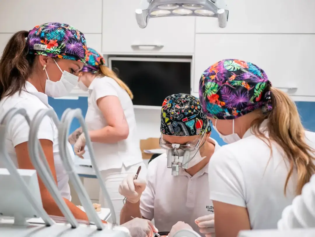 Zdjęcie szwów z dziąsła: Czy to boli? Sprawdź, co poczujesz!