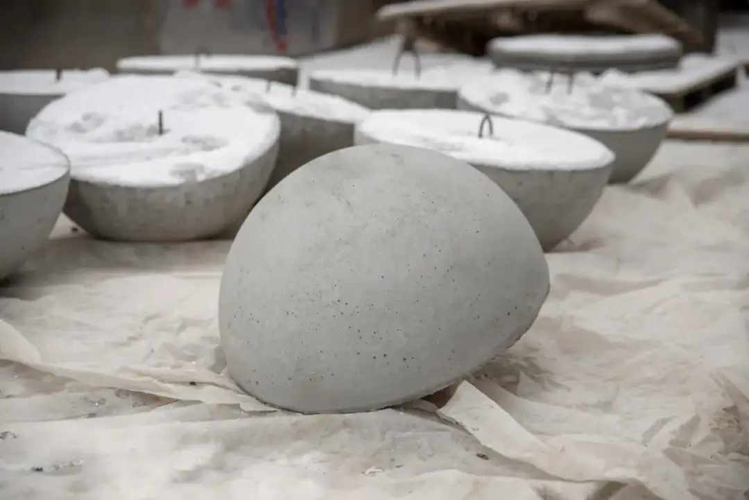 Ozdoby do ogrodu z cementu czy betonu – co wybrać dla trwałości?