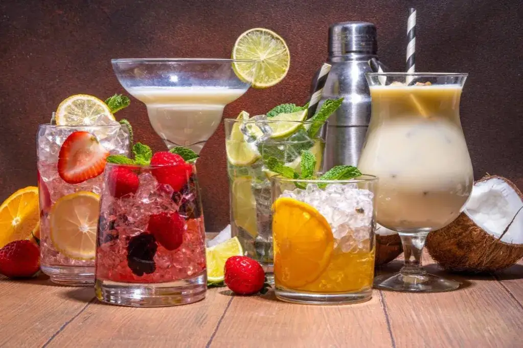 Mocktaile: Przepisy i porady na domowe drinki bez procentów
