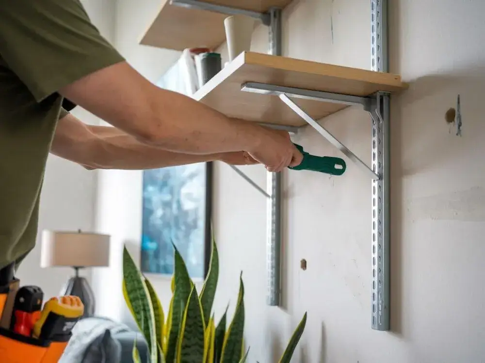 Jak przymocować regał do ściany, aby uniknąć niebezpieczeństwa i wypadków