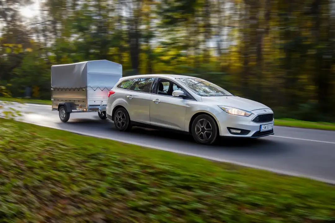 Jakie prawo jazdy na przyczepę kempingową dwuosiową? Poznaj wymagania!