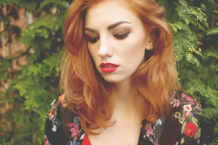 Jaki makijaż do rudych włosów, aby podkreślić ich urodę?