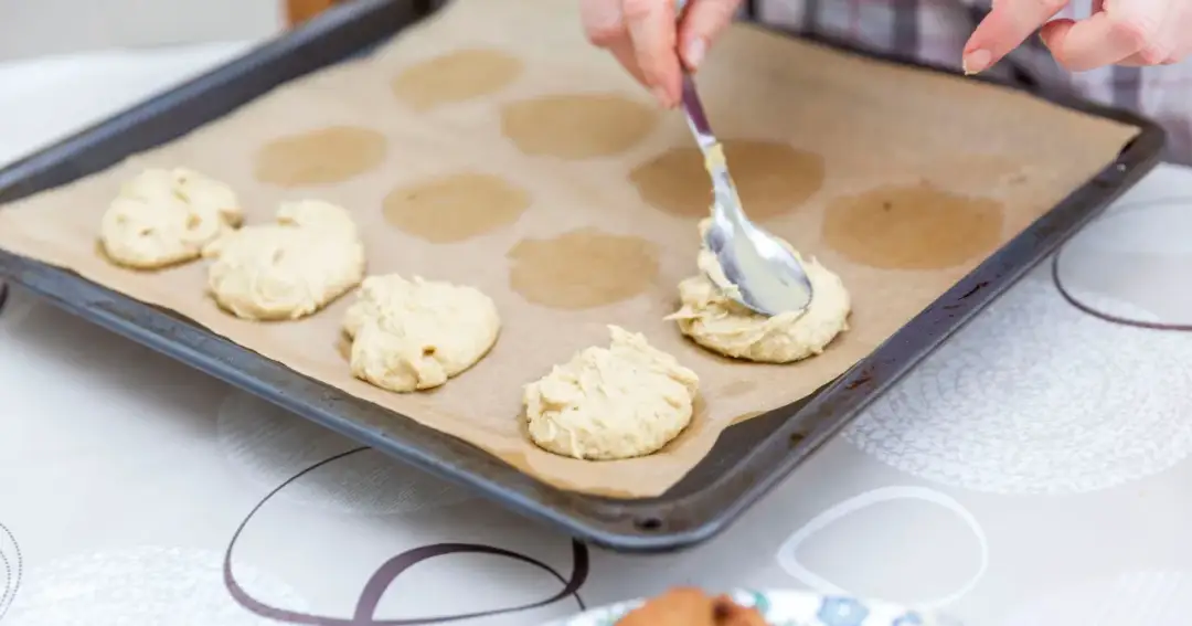 Jak zrobić ciastka bez pieczenia w 15 minut – proste przepisy, które zachwycą