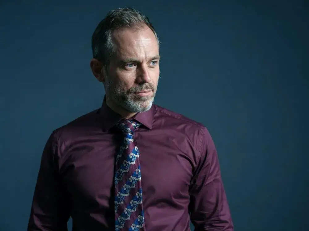 5 najlepszych kolorów krawata do bordowej koszuli - poradnik stylisty