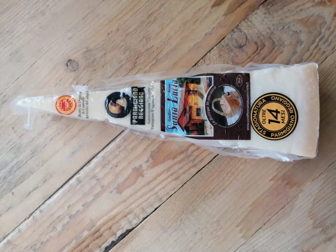 Ile kosztuje parmezan? Ceny i różnice w jakości sera