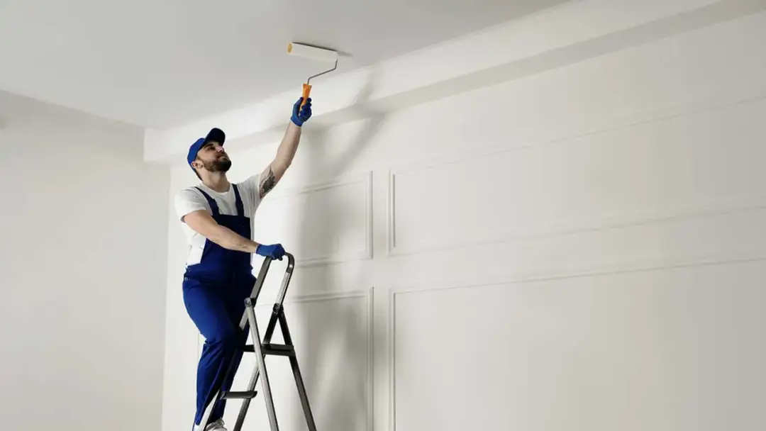 Czy gruntować sufit przed malowaniem? Poznaj kluczowe zalety i koszty