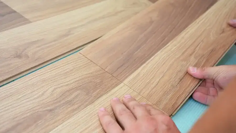 Jak układać panele winylowe samoprzylepne? Proste kroki i cenne porady