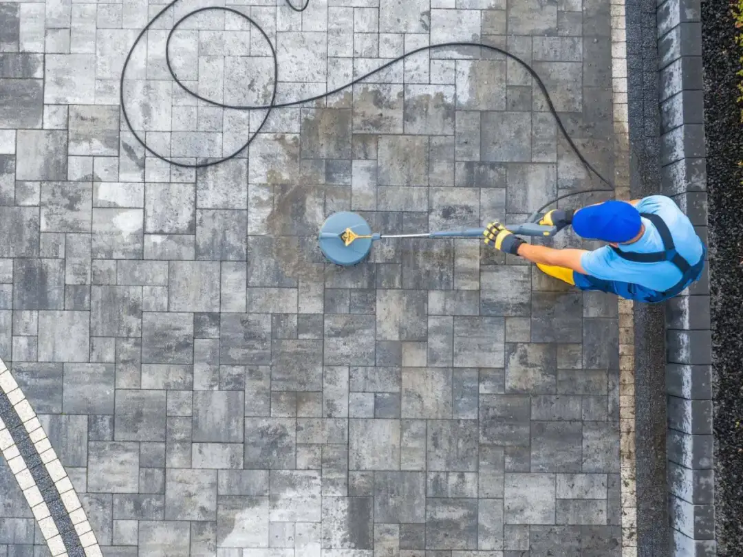 Skuteczne sposoby na usunięcie oleju z kostki brukowej bez wysiłku