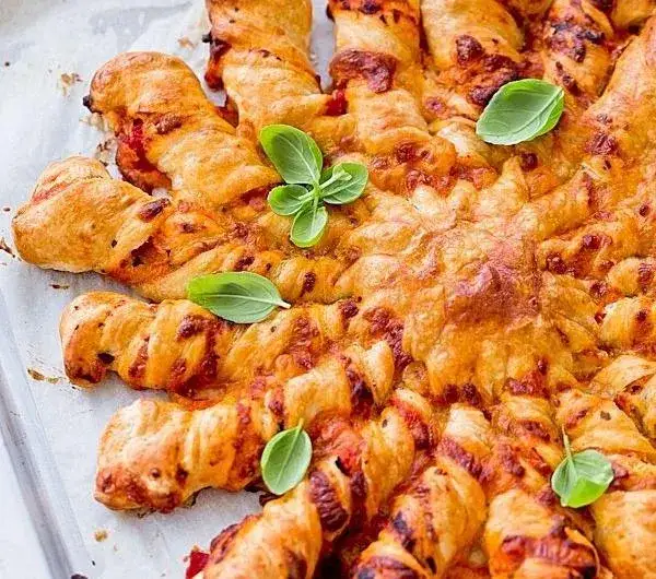 Jak zrobić choinkę z ciasta na pizzę? Przepis krok po kroku