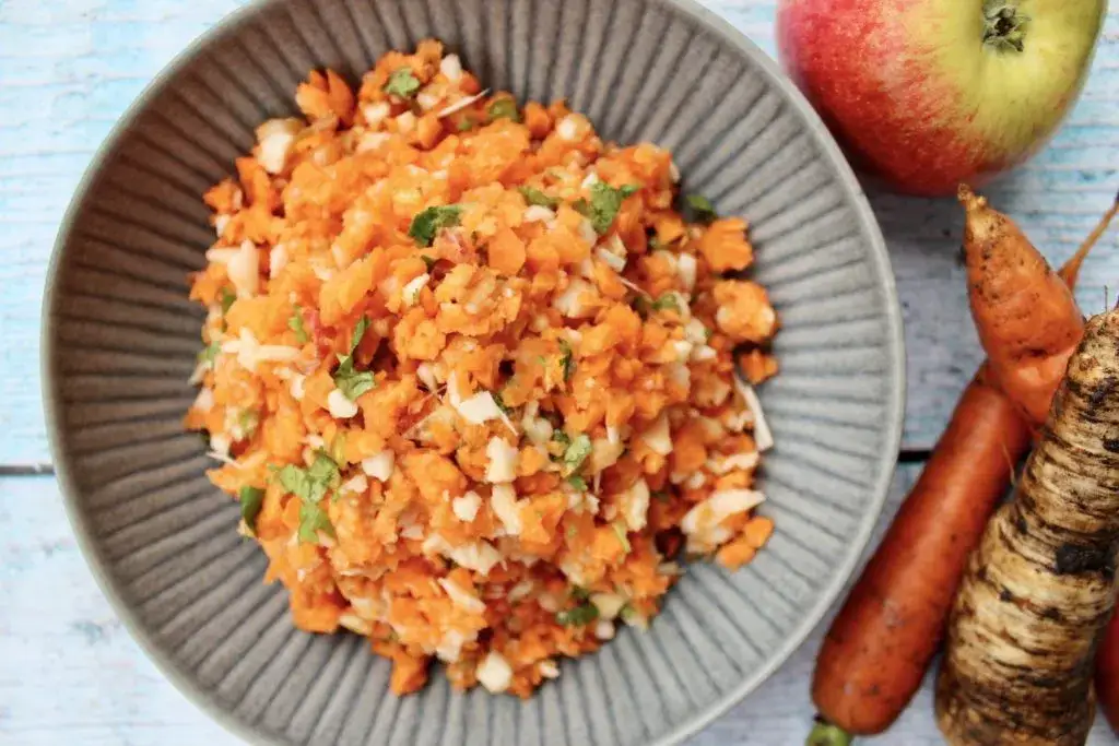 Jak zrobić surówkę z marchewki i jabłka - łatwy przepis na zdrową sałatkę