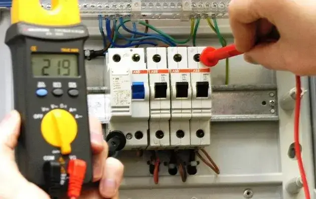 Jak sprawdzić uziemienie w gniazdku i uniknąć niebezpieczeństw