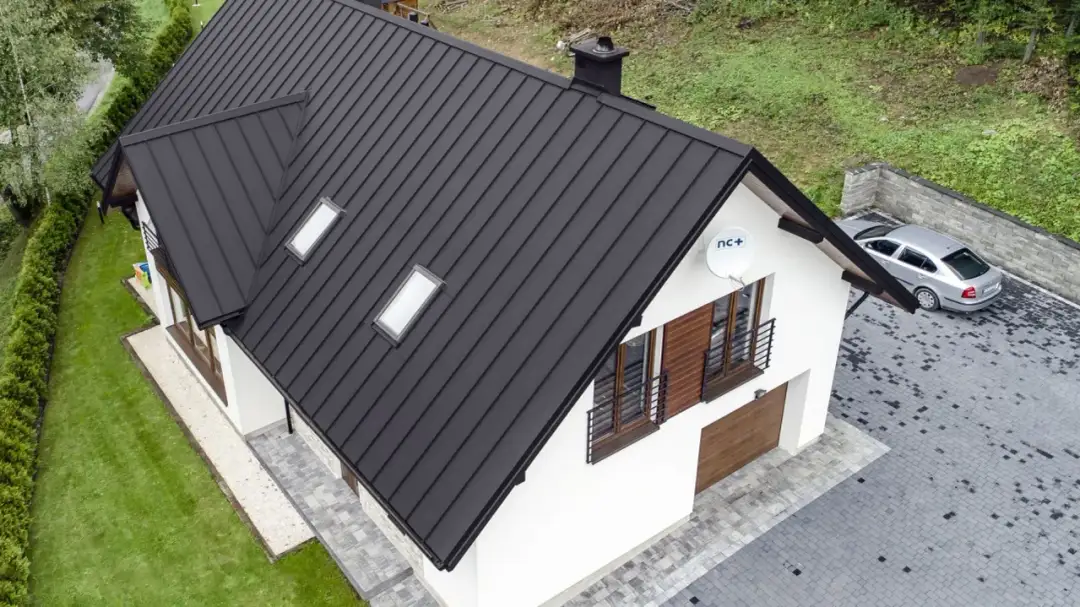 Cena blachy na dach za m2: Porównanie kosztów i rodzajów pokryć