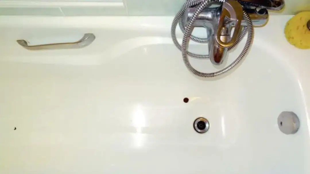 Jak naprawić odprysk w wannie emaliowanej - proste kroki i porady ekspertów