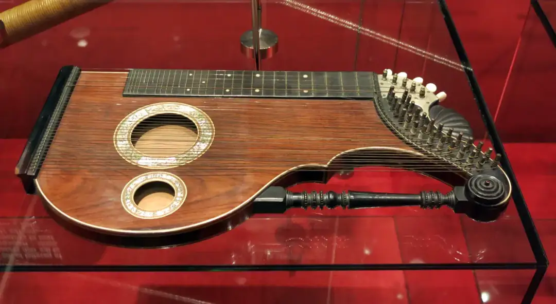 Poznaj fascynujący świat cytry: liczba strun w różnych rodzajach instrumentu