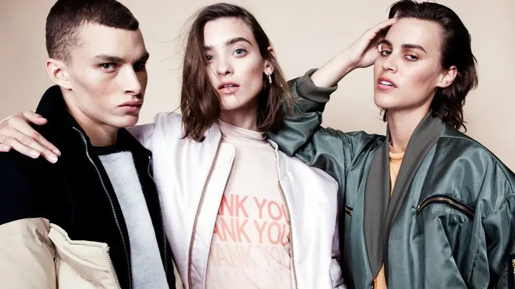 Jakie ubrania najczęściej mężczyźni pożyczają kobietom i dlaczego to robią?