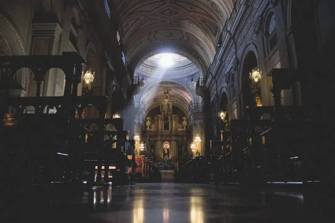 Co to jest kościół święty i dlaczego ma kluczowe znaczenie w wierze?