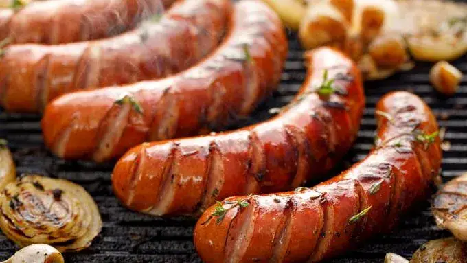 Ile kalorii ma kiełbasa z ogniska? Zaskakujące wartości odżywcze