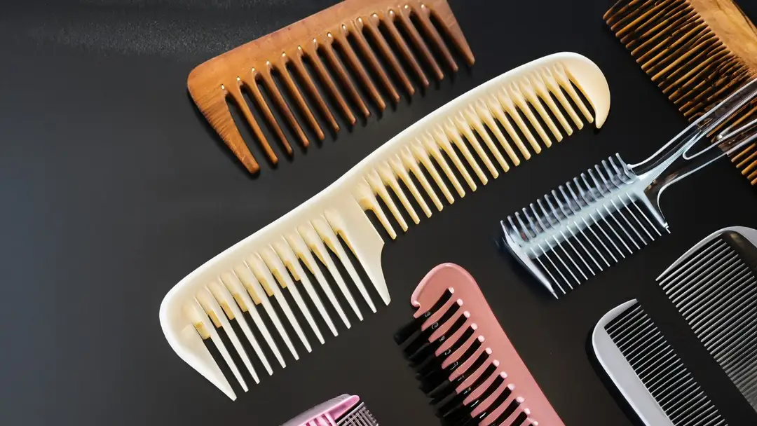 Grzebienie dla każdego: Jak dobrać idealny grzebień do włosów i brody?