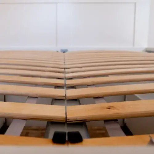 Jak regulować twardość w stelażach pod materac?