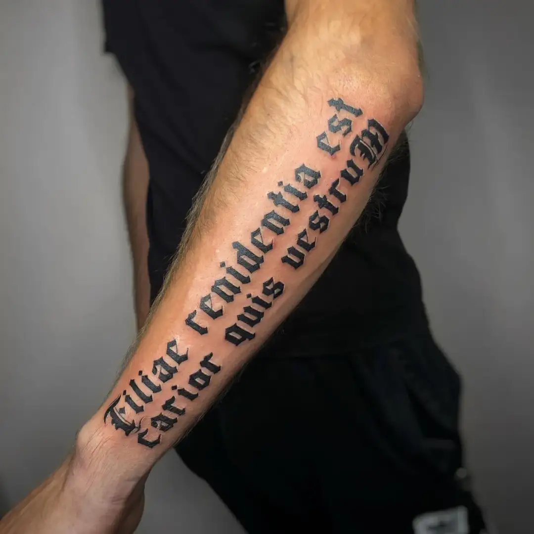 Pomysły na napis na tatuaż męski - znajdź inspirację dla siebie