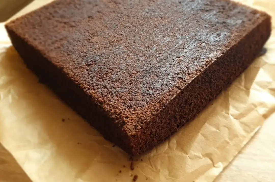 Czym nasączyć biszkopt czekoladowy, by był idealnie wilgotny i pyszny? Sprawdź najlepsze sposoby!