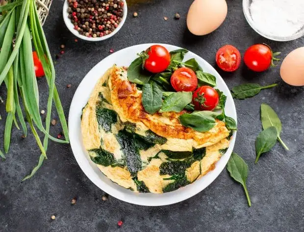 Jak zrobić omlet fit: zdrowy przepis na pyszne i lekkie śniadanie