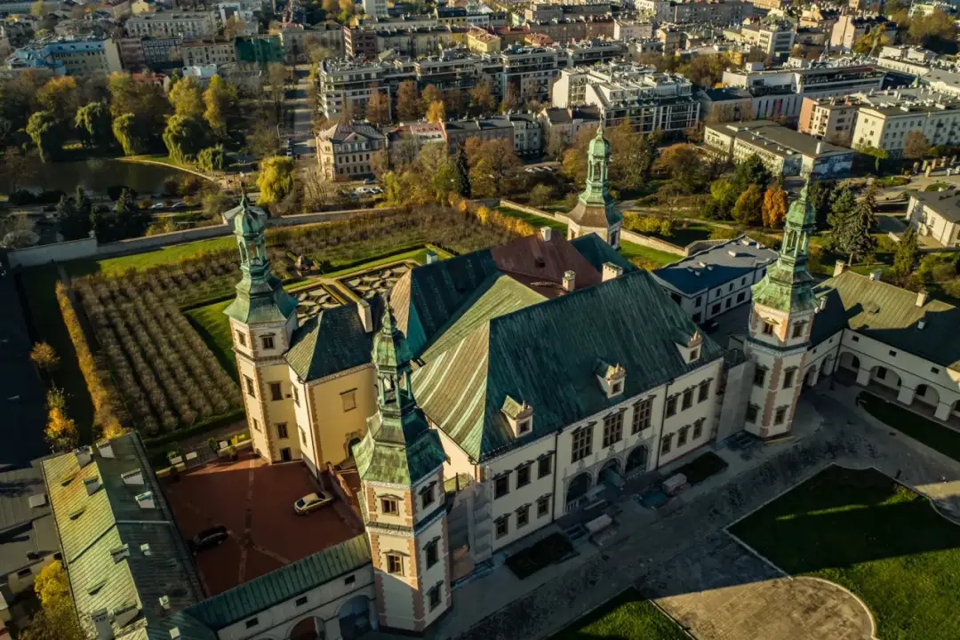 Pałac Biskupów Krakowskich w Kielcach: historia, zwiedzanie i praktyczne wskazówki