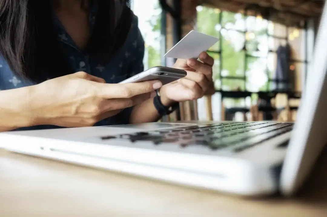 Opłaty, limity i czas realizacji transakcji na platformach rozrywkowych online – co warto wiedzieć?