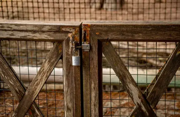 Jak zrobić bramę ogrodową drewnianą z dwoma skrzydłami?