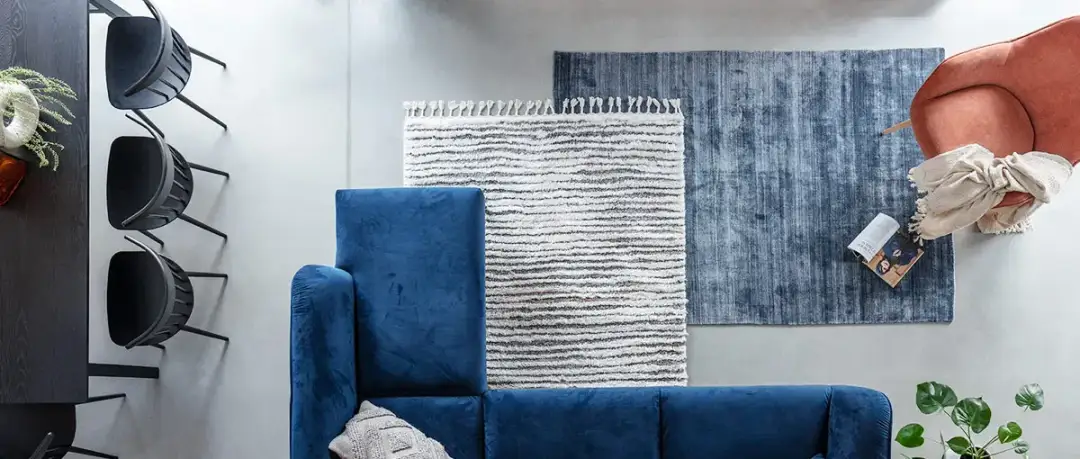 Jaki dywan do granatowej kanapy? Znajdź idealne połączenie kolorów i wzorów.