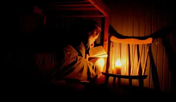 Czy Kindle emituje niebieskie światło? Odkryj prawdę o zdrowiu oczu