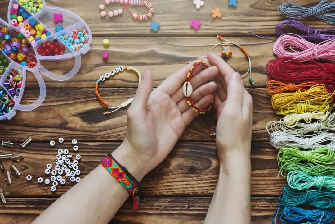 Jak zrobić biżuterię z makramy - proste projekty dla początkujących