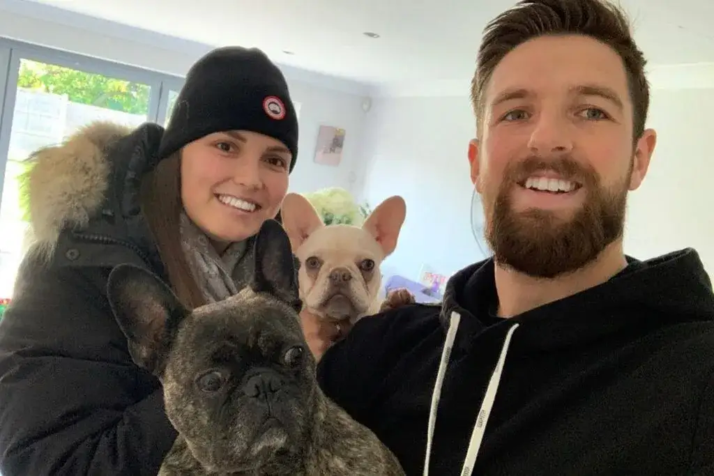 Matty Cash żona: Czy naprawdę jest w związku? Odkryj szczegóły!