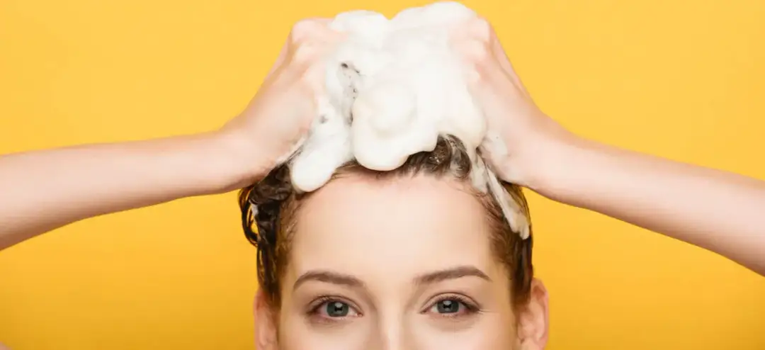 Jak stosować wcierkę do włosów, aby uniknąć wypadania i poprawić wzrost