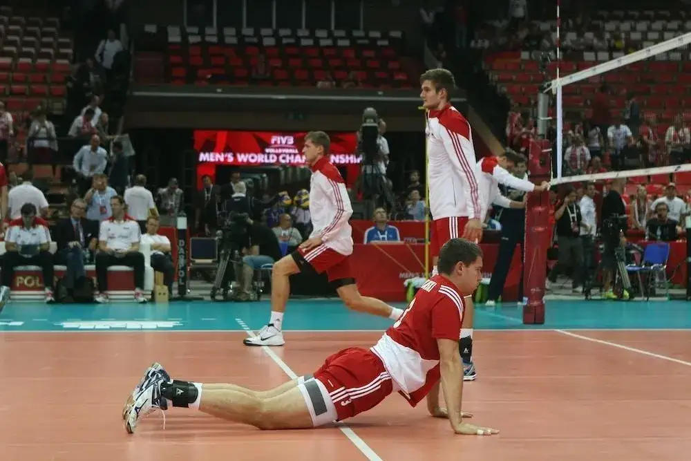 Kompletna rozgrzewka siatkarska: 8 skutecznych ćwiczeń dla każdego gracza