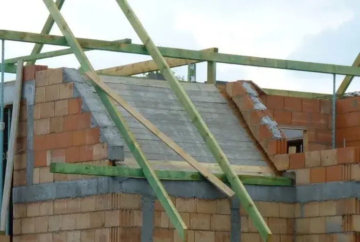 Strop poddasza z betonu - zalety i wady konstrukcji żelbetowej