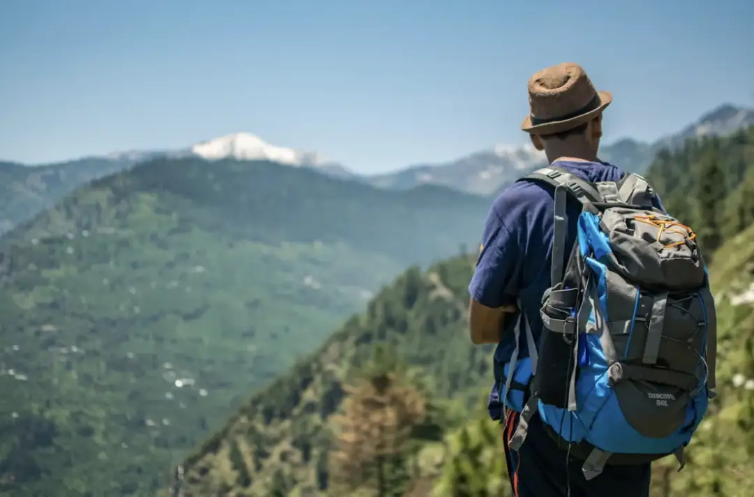 Co spakować do plecaka turystycznego na wyjazd w góry? Podpowiadamy